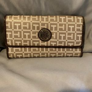 Tommy Hilfiger tri-fold wallet EUC
